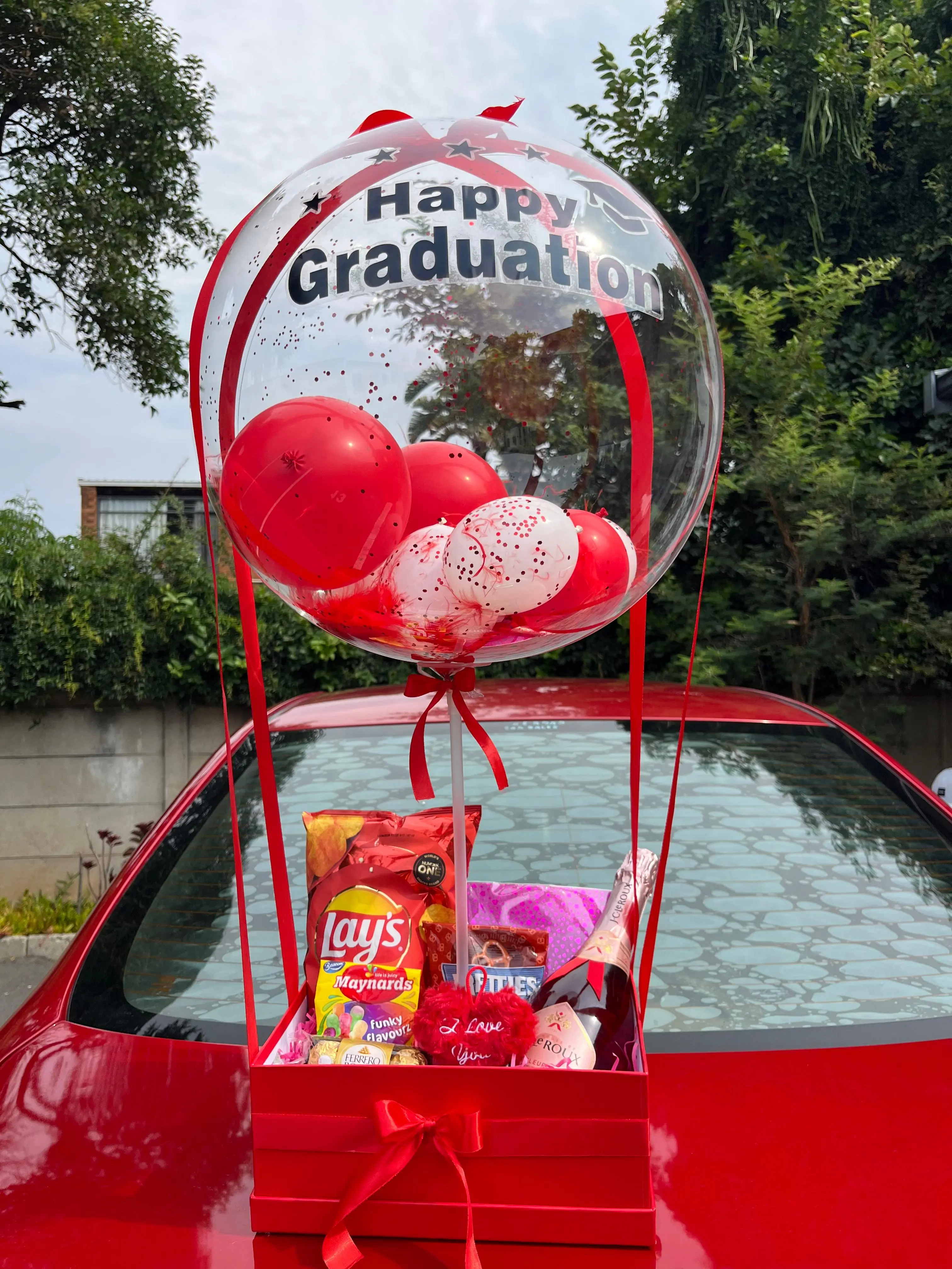 Elegant bridal shower table with pink and white balloon decor South Africa